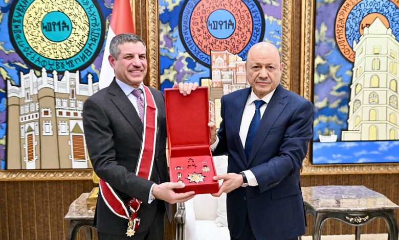 الرئيس العليمي يمنح السفير الأميركي وسام الوحدة تقديراً لجهوده في دعم اليمن
