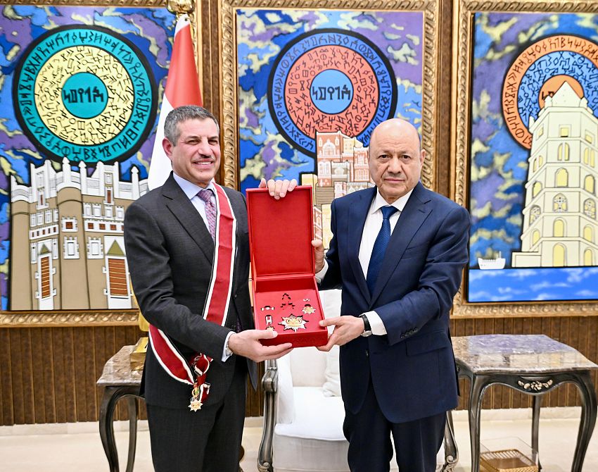 الرئيس العليمي يمنح السفير الأميركي وسام الوحدة تقديراً لجهوده في دعم اليمن
