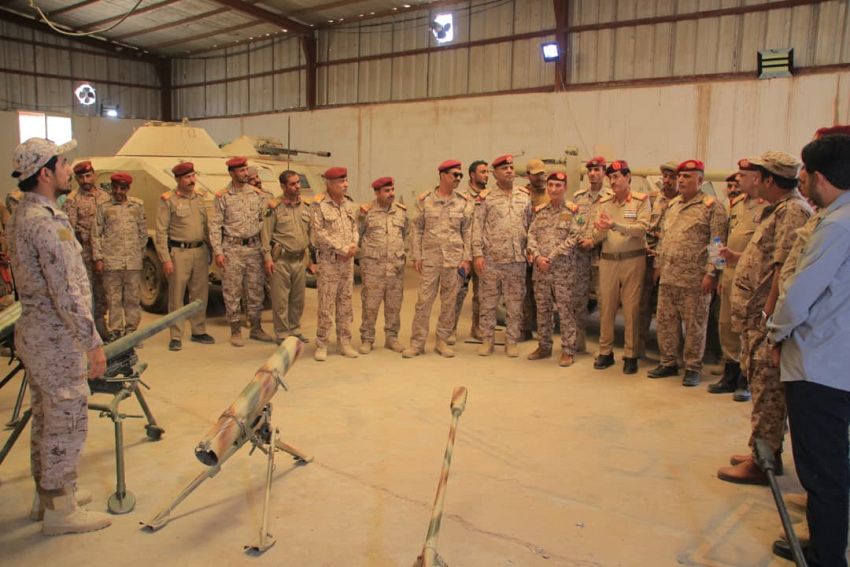 وزير الدفاع يطّلع على قدرات التصنيع العسكري في مأرب