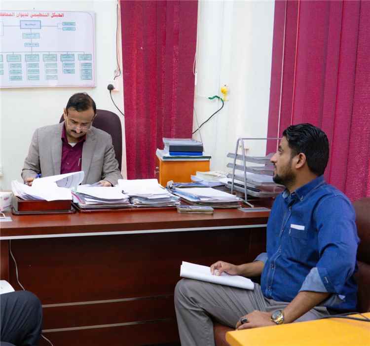 محافظ شبوة يوجه بتوسيع مشاريع كهرباء الريف واستكمال تغطية جميع المديريات