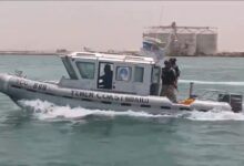 خفر السواحل تنقذ 22 مسافراً بعد تعطل قاربهم قبالة سواحل المهرة