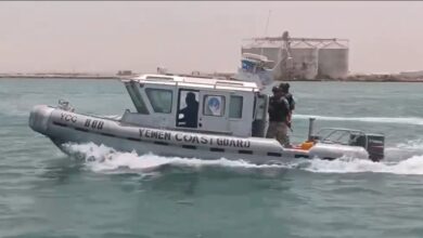 خفر السواحل تنقذ 22 مسافراً بعد تعطل قاربهم قبالة سواحل المهرة 5 خفر السواحل تنقذ 22 مسافراً بعد تعطل قاربهم قبالة سواحل المهرة