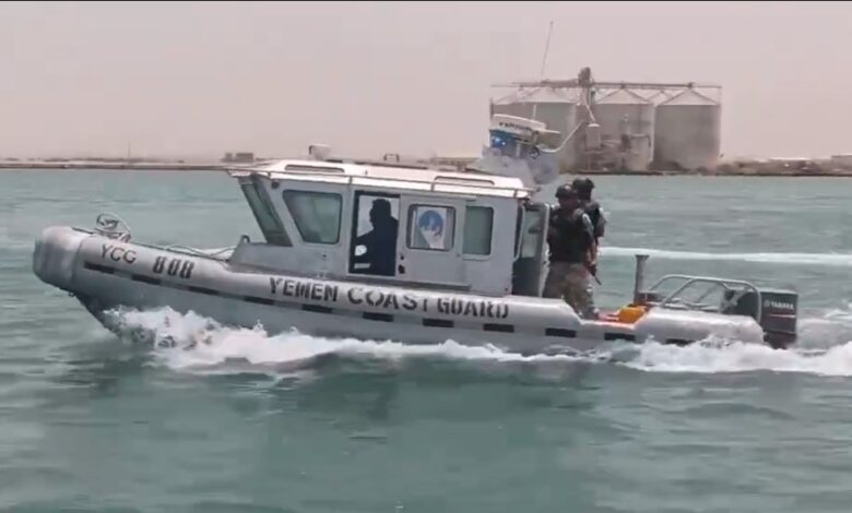 خفر السواحل تنقذ 22 مسافراً بعد تعطل قاربهم قبالة سواحل المهرة