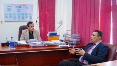 محافظ شبوة يبحث مع هيئة النفط ترتيبات استئناف نشاط الشركات النفطية وتعزيز فرص الاستثمار بالمحافظة