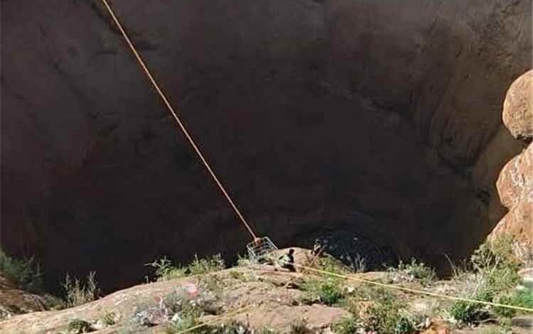 العثور على جثمان الشاب القعقاع بن عنتر بعد ساعات من البحث داخل فوهة حرضة دمت البركانية 1 العثور على جثمان الشاب القعقاع بن عنتر بعد ساعات من البحث داخل فوهة حرضة دمت البركانية