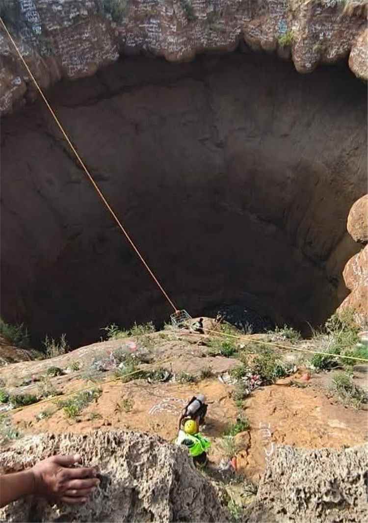 العثور على جثمان الشاب القعقاع بن عنتر بعد ساعات من البحث داخل فوهة حرضة دمت البركانية