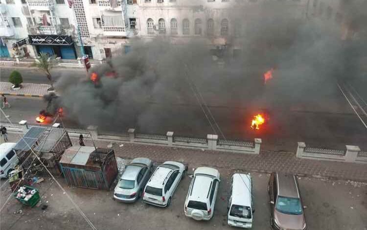 احتجاجات غاضبة في عدن تنديداً بتدهور الكهرباء والخدمات وإغلاق طرقات رئيسية 1 احتجاجات غاضبة في عدن تنديداً بتدهور الكهرباء والخدمات وإغلاق طرقات رئيسية