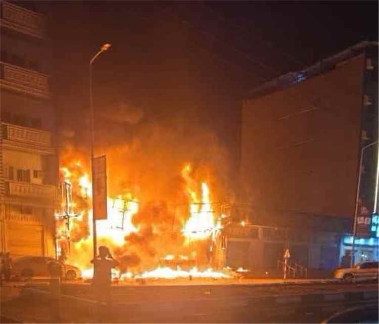 حريق يلتهم محلاً تجارياً في شارع الخمسين بعدن والدفاع المدني يسيطر على النيران
