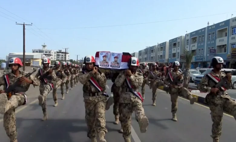 المقاومة الوطنية تشيع أحد أبطالها في المخا وتجدد العهد بمواصلة المعركة الوطنية 1 المقاومة الوطنية تشيع أحد أبطالها في المخا وتجدد العهد بمواصلة المعركة الوطنية