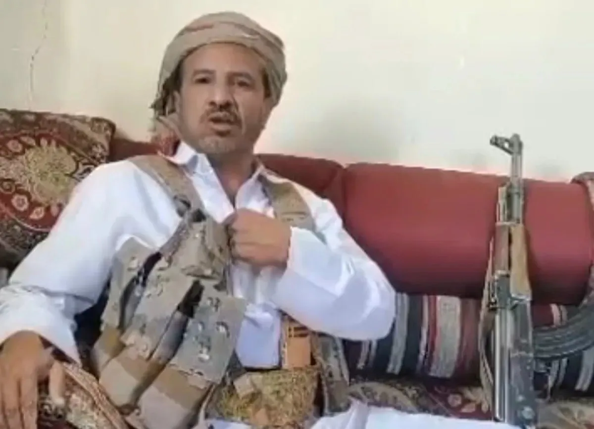 بعد الإفراج عنه.. الشيخ الحزمي يرحل مع أسرته من مناطق الحوثي إلى الجوف المحررة