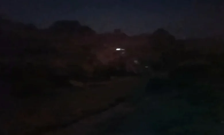 قصف حوثي يستهدف منازل ومزارع المدنيين في منطقة تورصة بالضالع