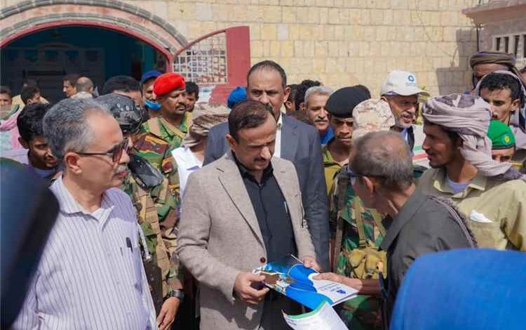 محافظ شبوة يدشن مشروع "إبصار" لعلاج مرضى العيون