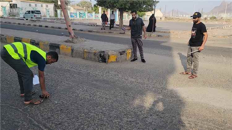 الداؤودي يوجّه بحصر الطرق المتهالكة في البريقة تمهيداً لصيانتها وتأهيلها 1 الداؤودي يوجّه بحصر الطرق المتهالكة في البريقة تمهيداً لصيانتها وتأهيلها
