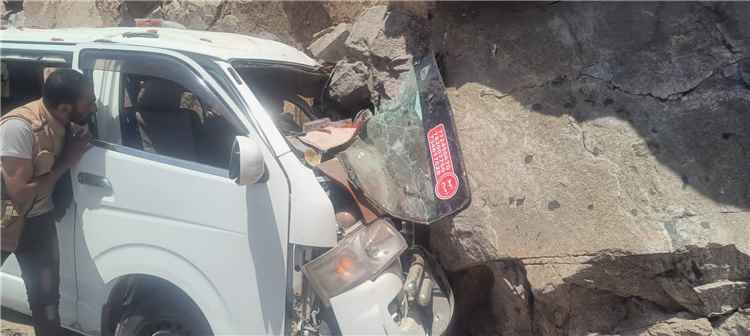 حادث مروع في نقيل هيجة العبد يخلف إصابات بين ركاب باص متجه إلى عدن