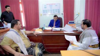 محافظ شبوة يناقش احتياجات عسيلان الخدمية ويؤكد المضي في تنفيذ المشاريع التنموية