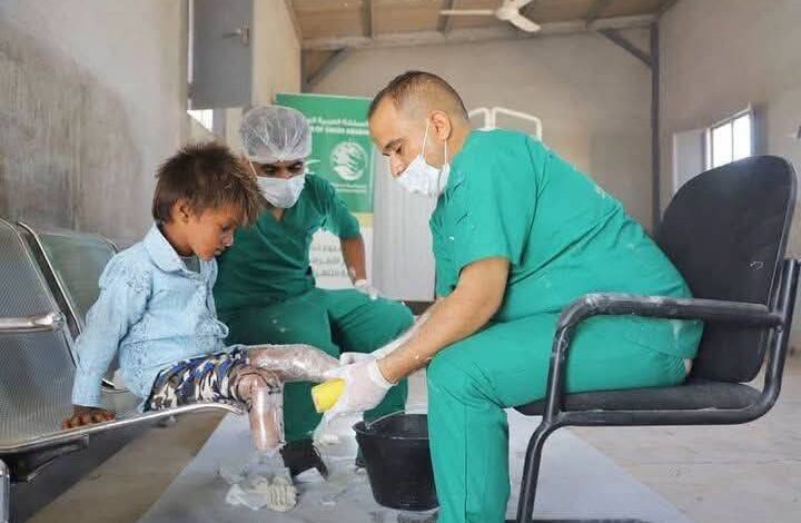 بدعم من مركز الملك سلمان.. نقل 17 مصاباً من الحديدة للعلاج والتأهيل في تعز