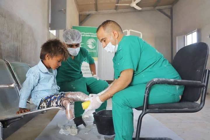 بدعم من مركز الملك سلمان.. نقل 17 مصاباً من الحديدة للعلاج والتأهيل في تعز