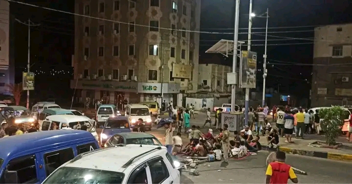 احتجاجات غاضبة في عدن تنديداً بانهيار خدمة الكهرباء