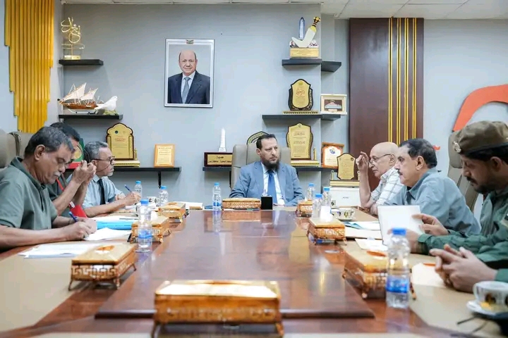 محافظ عدن يبحث أوضاع السجون ويشدد على تسريع البت في قضايا النزلاء