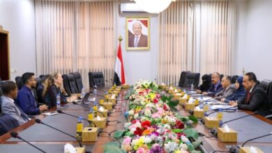 الحكومة اليمنية والبنك الدولي يبحثان توسيع التمويل لقطاعات النقل والبنية التحتية