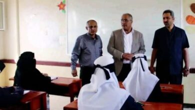 محافظ لحج يكافئ طالبة خاضت امتحان الثانوية بعد يوم من ولادتها