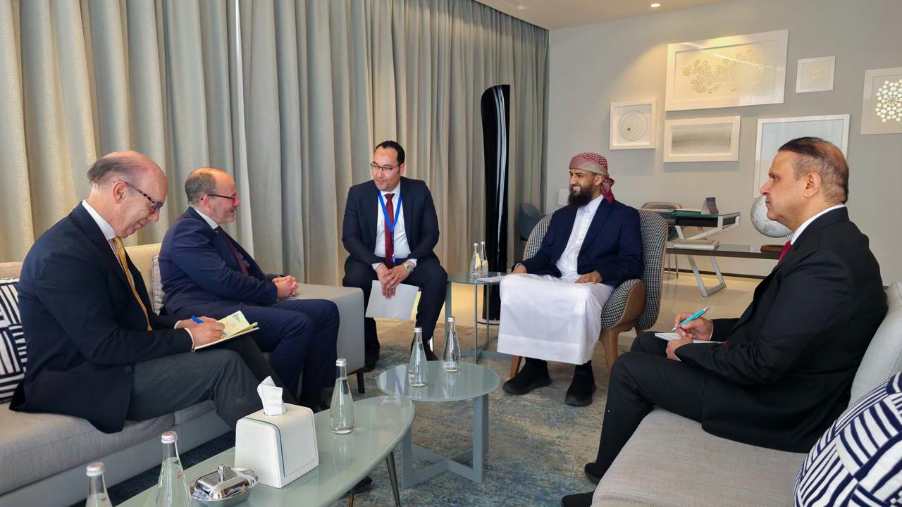 وفد إسباني رفيع يناقش مع المحرّمي مستجدات الأوضاع في اليمن وأمن البحر الأحمر