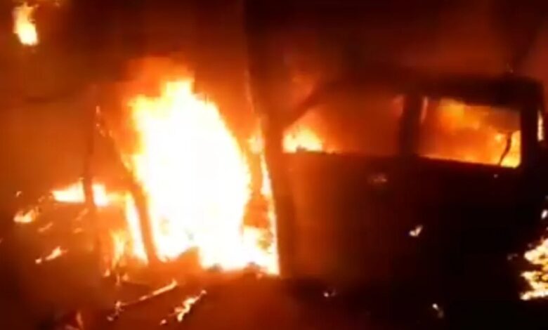 جريمة جديدة للمليشيا الحوثية.. إحراق ممتلكات مواطن وترويع أسرته في الجوف 1 جريمة جديدة للمليشيا الحوثية.. إحراق ممتلكات مواطن وترويع أسرته في الجوف