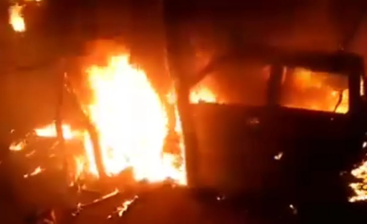 جريمة جديدة للمليشيا الحوثية.. إحراق ممتلكات مواطن وترويع أسرته في الجوف