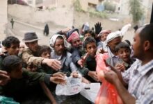 في مشهد صادم.. سكان بصنعاء يلجأون إلى مواد غذائية منتهية الصلاحية هرباً من الجوع