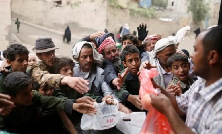 في مشهد صادم.. سكان بصنعاء يلجأون إلى مواد غذائية منتهية الصلاحية هرباً من الجوع 1 في مشهد صادم.. سكان بصنعاء يلجأون إلى مواد غذائية منتهية الصلاحية هرباً من الجوع