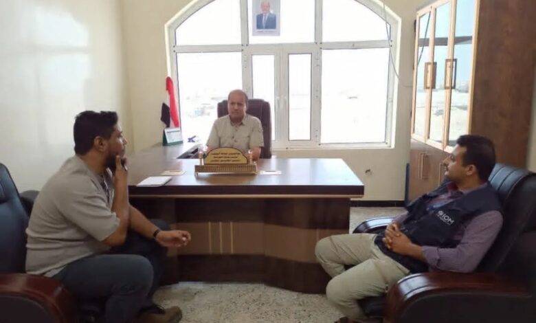 السلطة المحلية في ذو باب المندب ومنظمة الهجرة الدولية تبحثان تنفيذ مشاريع خدمية 1 السلطة المحلية في ذو باب المندب ومنظمة الهجرة الدولية تبحثان تنفيذ مشاريع خدمية