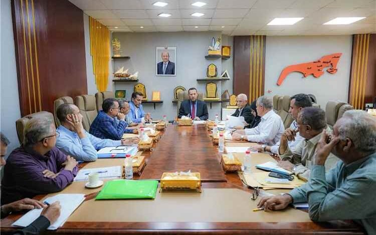 عدن تعتمد حزمة مشاريع خدمية وتنموية لتحسين البنية التحتية والخدمات