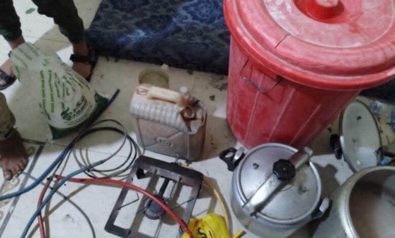 شرطة تعز تضبط معملاً لتصنيع الخمور وتلقي القبض على المتهمين