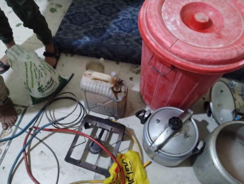 شرطة تعز تضبط معملاً لتصنيع الخمور وتلقي القبض على المتهمين