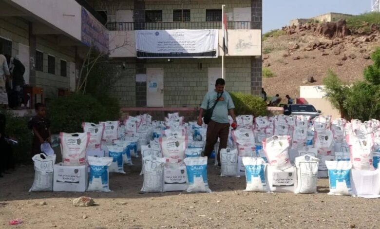تدشين توزيع مساعدات غذائية في موزع بدعم سعودي ورعاية طارق صالح
