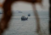 مقذوف مجهول يصيب سفينة شحن في مضيق هرمز