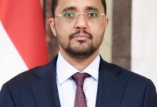 الوزير القديمي يعزي أسرة آل منصر في وفاة والدتهم