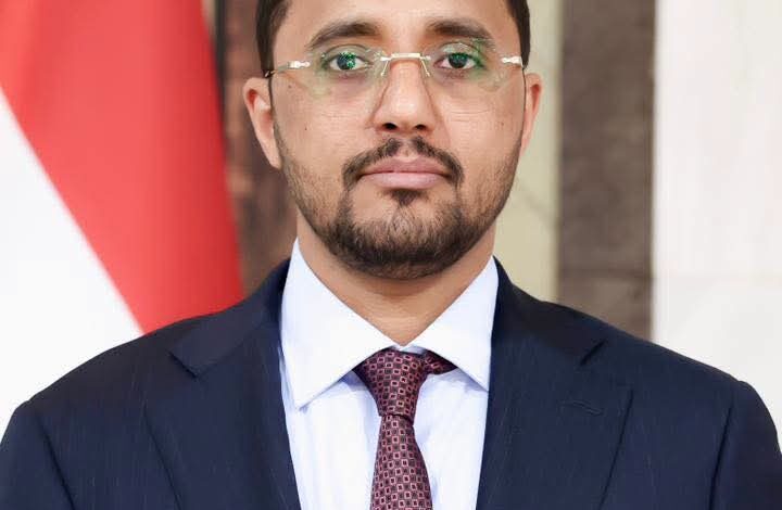 الوزير القديمي يعزي أسرة آل منصر في وفاة والدتهم