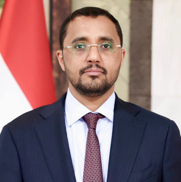 الوزير القديمي يعزي أسرة آل منصر في وفاة والدتهم
