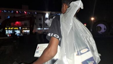بدل معالجة الفقر.. مليشيا الحوثي تفرض عقوبات قاسية على باعة المناديل وعمال الشوارع 3 بدل معالجة الفقر.. مليشيا الحوثي تفرض عقوبات قاسية على باعة المناديل وعمال الشوارع