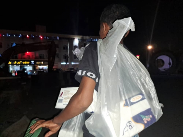 بدل معالجة الفقر.. مليشيا الحوثي تفرض عقوبات قاسية على باعة المناديل وعمال الشوارع