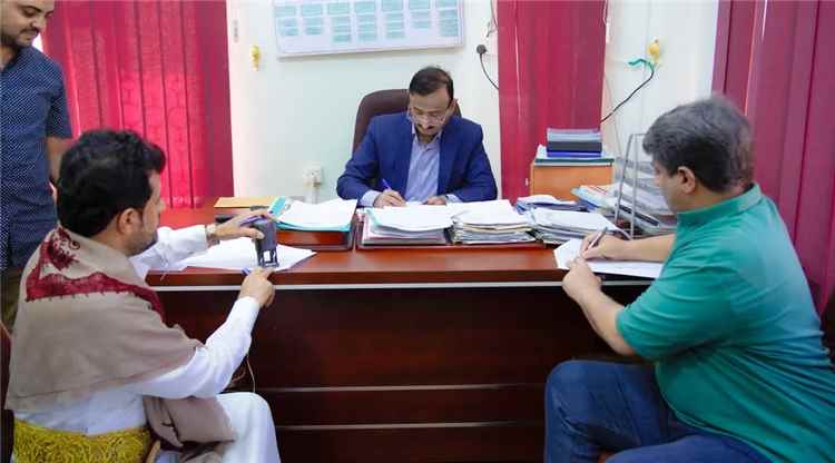 محافظ شبوة يعتمد خمسة مشاريع جديدة لدعم التنمية وتحسين الخدمات بالمحافظة