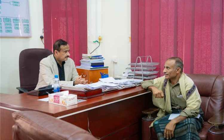 محافظ شبوة يوجّه باستكمال مشروع كهرباء مرخة العليا وتعزيز الخدمات الصحية والتنموية