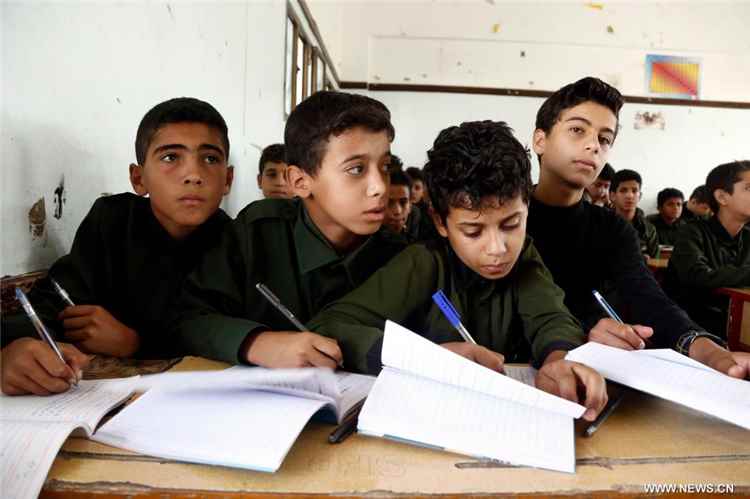 مليشيا الحوثي تفرض تسعيرة جديدة للكتب المدرسية وتُلزم المدارس بشرائها عبر جهة واحدة