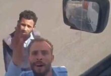 بعد رفضه دفع جبايات.. عنصرا مرور يهددان سائق شاحنة في صنعاء