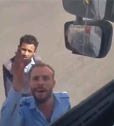 بعد رفضه دفع جبايات.. عنصرا مرور يهددان سائق شاحنة في صنعاء 1 بعد رفضه دفع جبايات.. عنصرا مرور يهددان سائق شاحنة في صنعاء