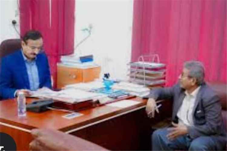 محافظ شبوة يناقش تطوير الأداء الإداري وتعزيز كفاءة المؤسسات الحكومية والخدمات العامة