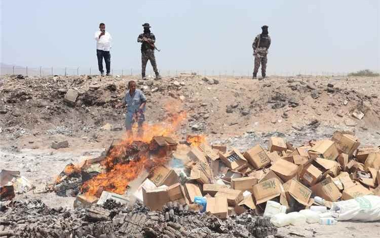 الصناعة والتجارة بعدن تتلف طنين من مستحضرات التجميل ومواد النظافة المنتهية الصلاحية