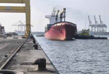تصاعد الهجمات البحرية يربك الإمدادات ويرفع أسعار السلع في اليمن رغم تحسن العملة