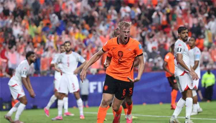 هولندا تتجاوز تونس بثلاثية وتتأهل متصدرة لمواجهة المغرب في دور الـ32